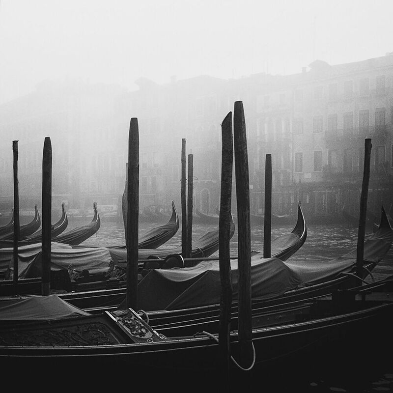 Cestino Dei Rifiuti Pubblici Per La Strada E Posacenere Con Un'auto Bianca  Che Passa Per La Strada Fotografia Stock - Immagine di politica,  costruzione: 218144190